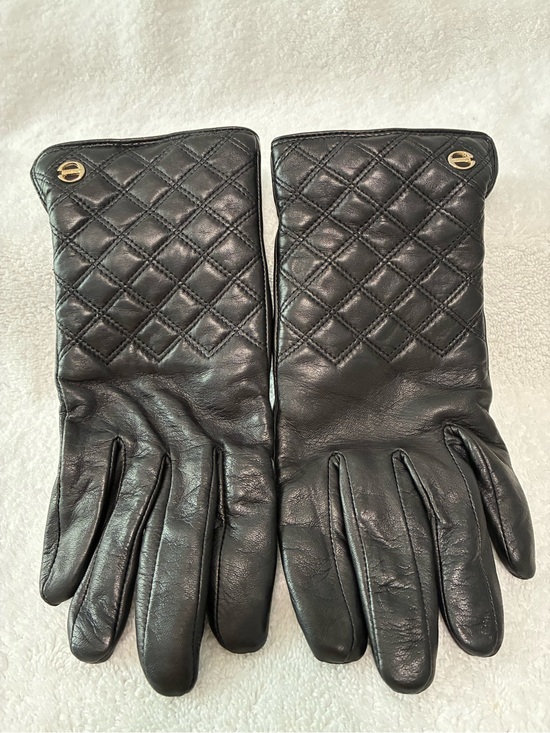 Elma Accessories - ELMA quilted leather gloves are a sleek, cold-weather accessory. Thinsulate